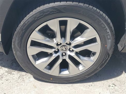 Used 2022 Toyota RAV4 XLE Premium image 5