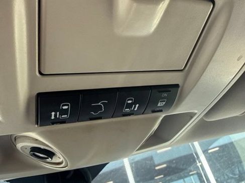 Used 2011 Chrysler Town & Country Limited FWD image 34