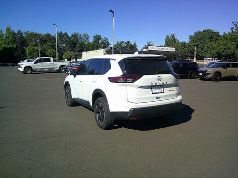 Used 2024 Nissan Rogue SV AWD/4WD image 3