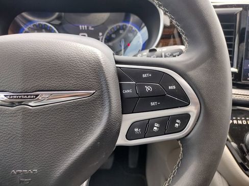 Used 2023 Chrysler Pacifica Limited FWD image 26