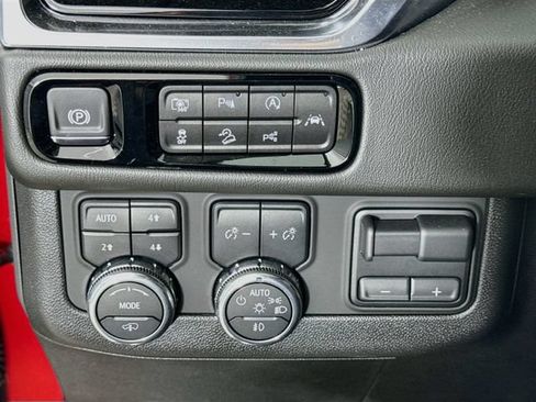 Used 2025 GMC Yukon XL Denali w/ Denali Reserve Package AWD/4WD image 11