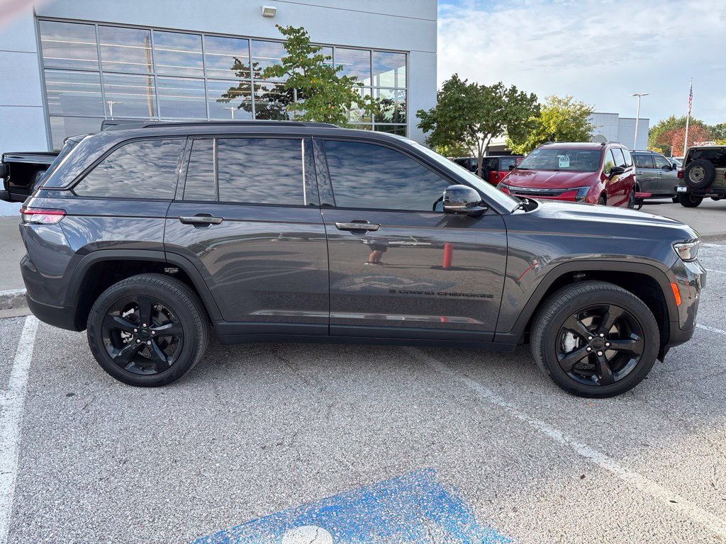 Used 2023 Jeep Grand Cherokee Limited w/ Luxury Tech Group II RWD image 9