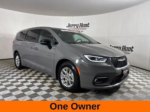 Used 2025 Chrysler Pacifica Select FWD image 4