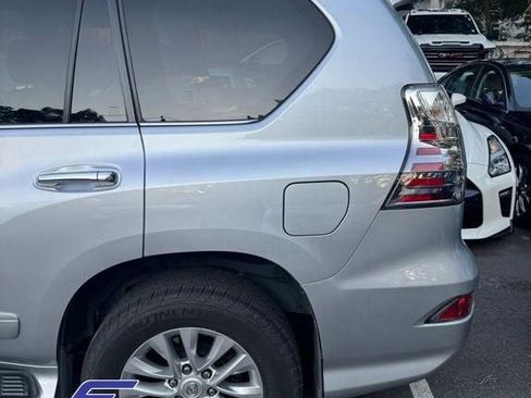 Used 2019 Lexus GX 460 image 3