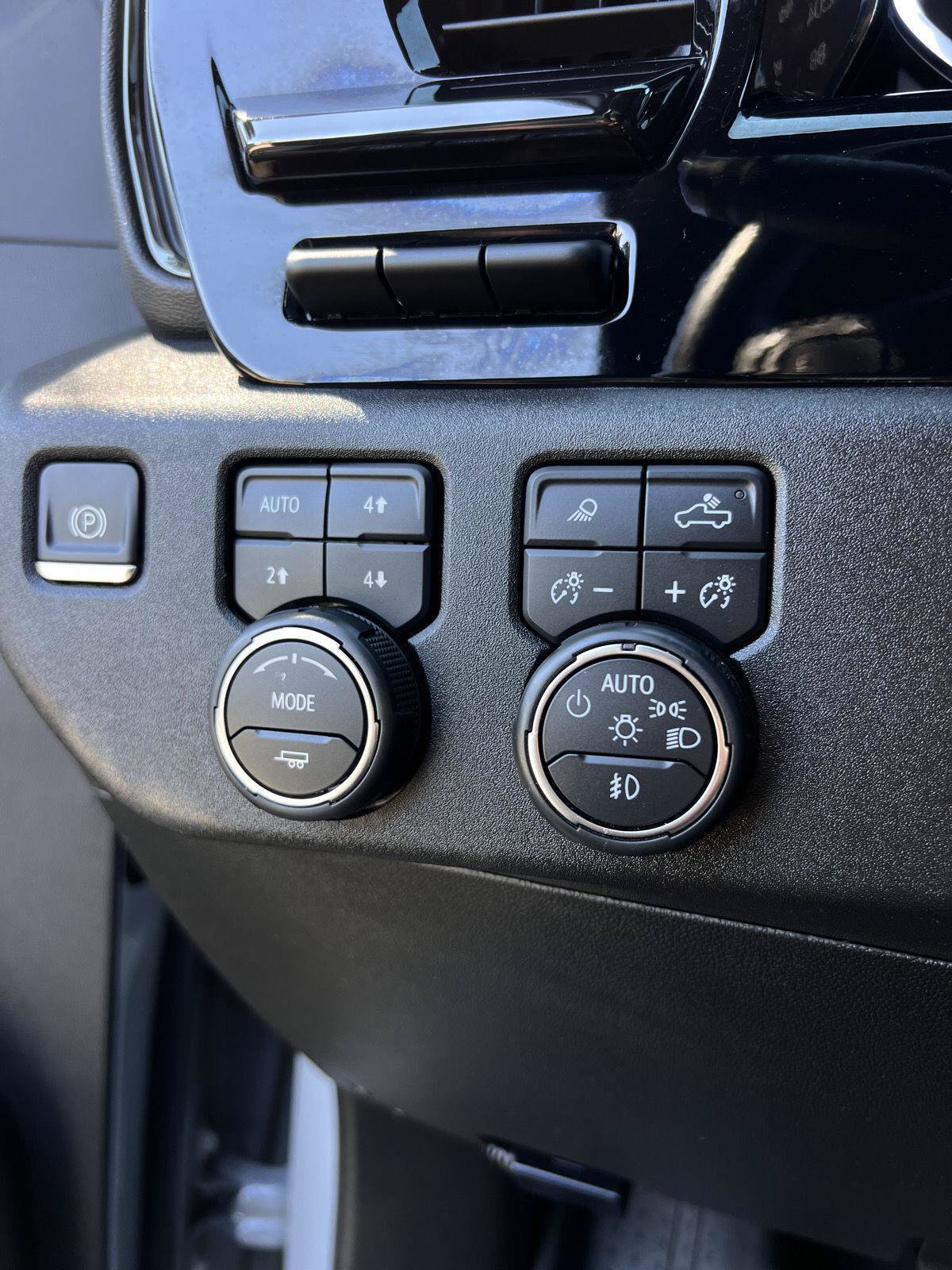 Used 2024 Chevrolet Silverado 2500 ZR2 w/ Technology Package AWD/4WD image 27