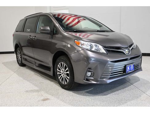 Used 2020 Toyota Sienna XLE FWD image 3