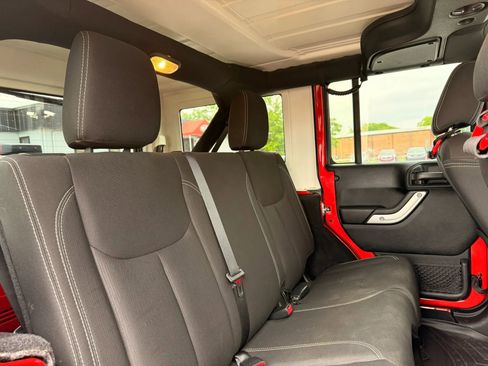 Used 2018 Jeep Wrangler Unlimited Sahara AWD/4WD image 27