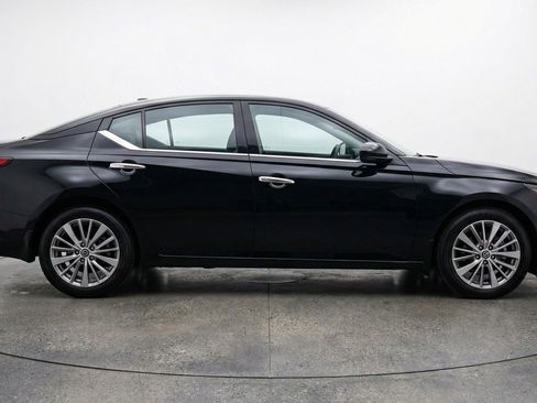 Used 2025 Nissan Altima 2.5 SV image 9