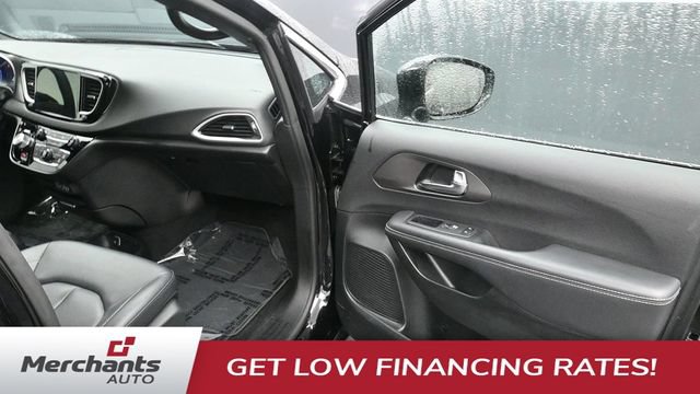 Used 2025 Chrysler Pacifica Select FWD image 14