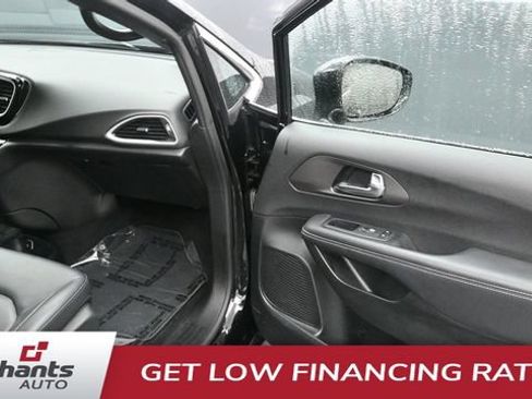 Used 2025 Chrysler Pacifica Select FWD image 14