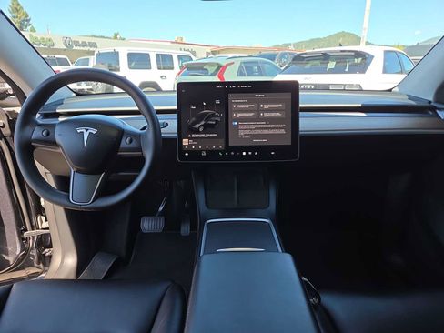 Used 2024 Tesla Model Y Long Range AWD/4WD image 18