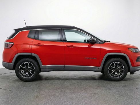 Used 2025 Jeep Compass Trailhawk image 11