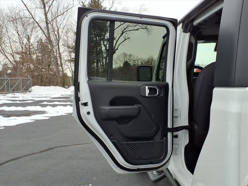 Certified 2022 Jeep Gladiator Willys image 11