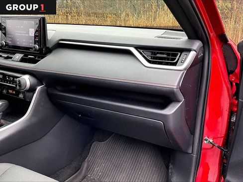 Used 2021 Toyota RAV4 SE image 18