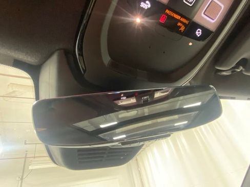 Certified 2025 Volvo XC40 B5 Plus AWD/4WD image 27
