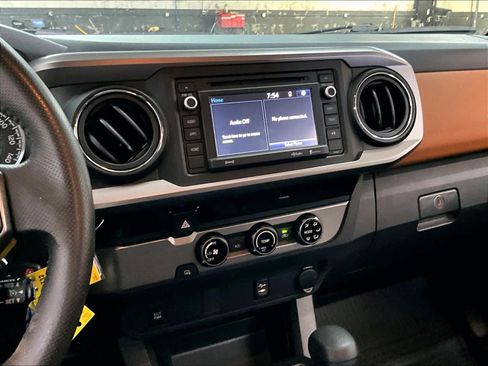 Used 2017 Toyota Tacoma SR5 w/ Tow Package RWD image 9