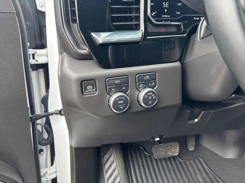 Used 2025 GMC Sierra 1500 Elevation image 14