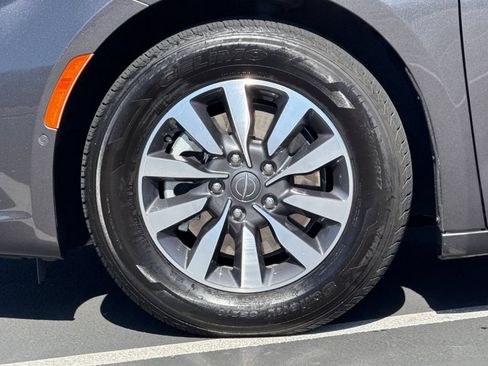 Used 2022 Chrysler Pacifica Touring-L w/ Uconnect Theater Family Group FWD image 15