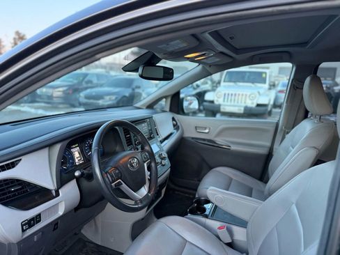 Used 2019 Toyota Sienna XLE w/ XLE Navigation Package image 9