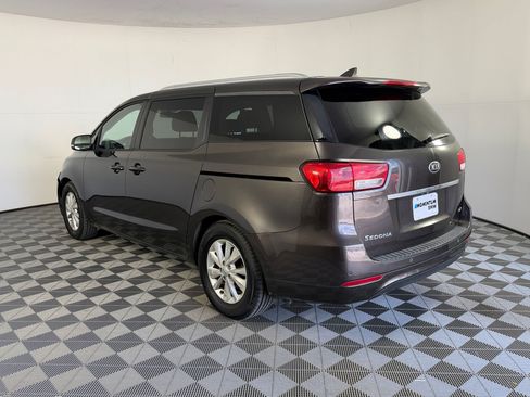 Used 2017 Kia Sedona LX w/ LX Essentials Premium Package FWD image 3