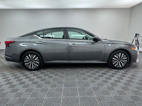 Used 2025 Nissan Altima 2.5 SV FWD image 4