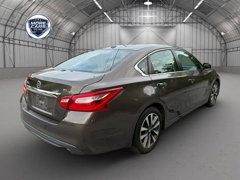 Used 2017 Nissan Altima 2.5 SL w/ Moonroof Package FWD image 6