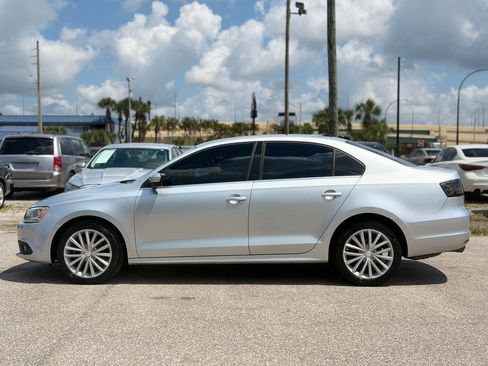 Used 2011 Volkswagen Jetta SEL FWD image 2