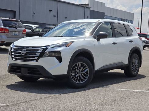 Used 2025 Nissan Rogue S image 2