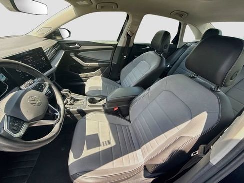 Used 2025 Volkswagen Jetta SE FWD image 26