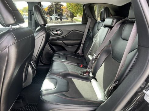 Used 2022 Jeep Cherokee Trailhawk image 5