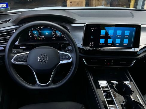 Used 2024 Volkswagen Atlas Cross Sport SE image 12