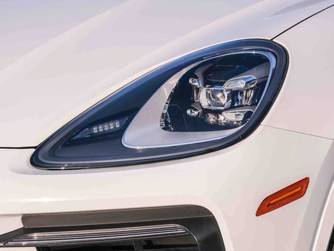 Used 2022 Porsche Cayenne AWD/4WD image 11