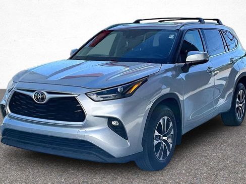 Used 2022 Toyota Highlander XLE AWD/4WD image 4