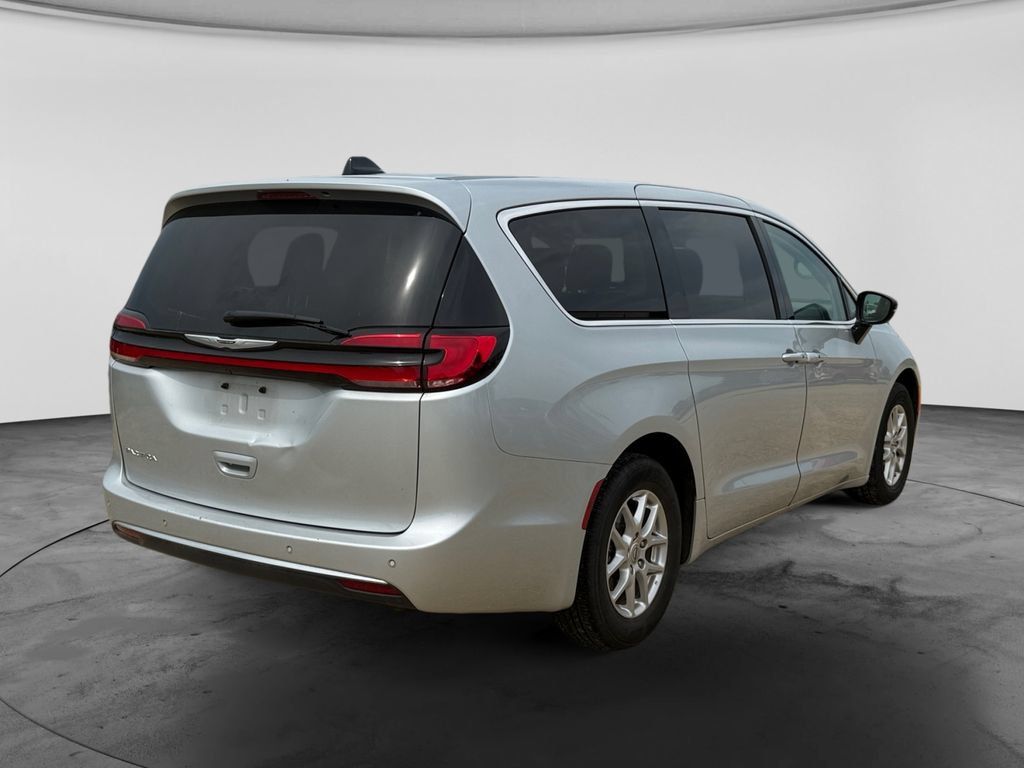 Used 2024 Chrysler Pacifica Touring-L FWD image 8