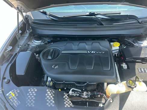 Used 2019 Jeep Cherokee Latitude Plus w/ Comfort/Convenience Group AWD/4WD image 19