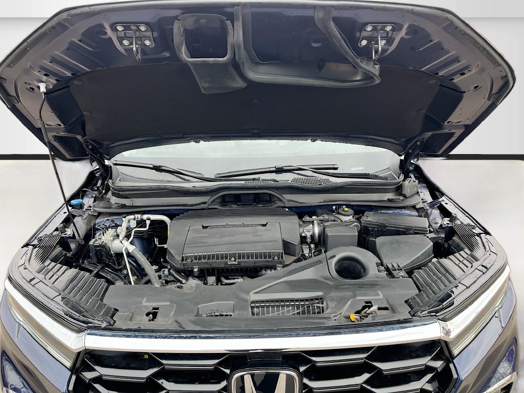 Used 2025 Honda Pilot Touring image 2