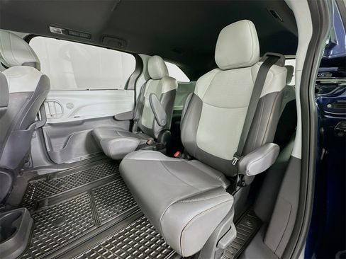 Used 2022 Toyota Sienna XSE image 25