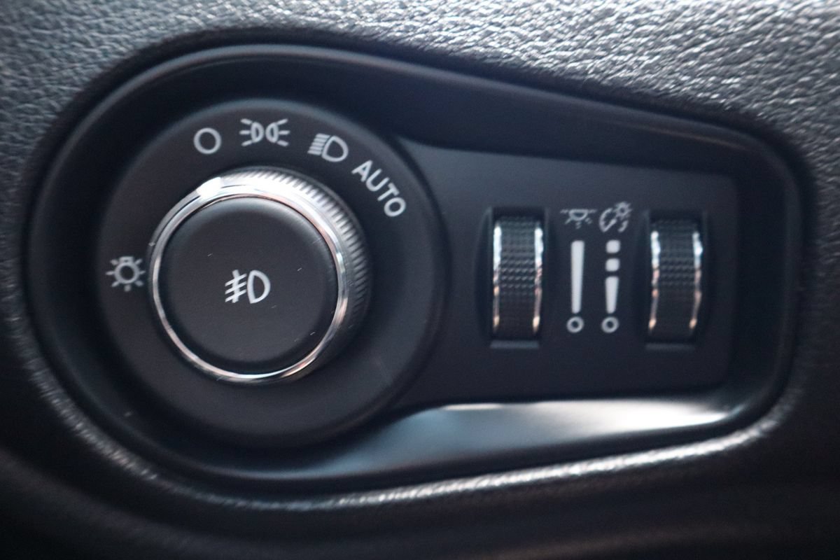 Used 2018 Jeep Renegade Latitude FWD image 28