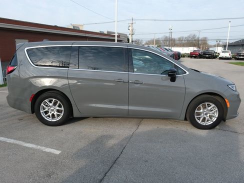 Used 2025 Chrysler Pacifica Select FWD image 2