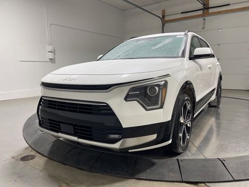 Used 2024 Kia Niro EX Touring image 3