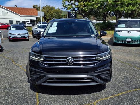 Used 2023 Volkswagen Tiguan SE w/ Panoramic Sunroof Package FWD image 2