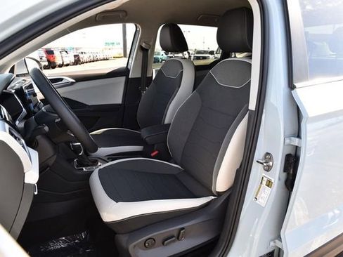 New 2026 Volkswagen Taos SE image 18