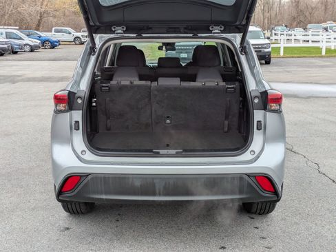 Used 2023 Toyota Highlander LE AWD/4WD image 18