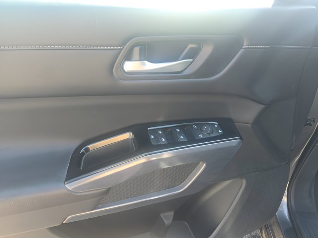 Used 2025 Nissan Pathfinder SL AWD/4WD image 13