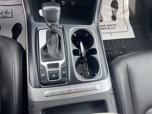 Used 2023 Kia Carnival LX FWD image 16