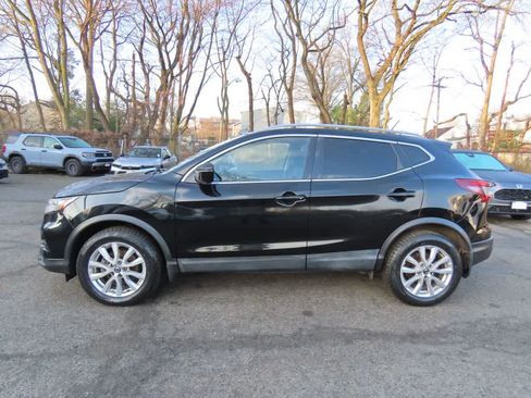 Used 2020 Nissan Rogue Sport SV image 3