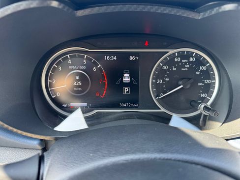 Used 2025 Nissan Versa SV FWD image 38