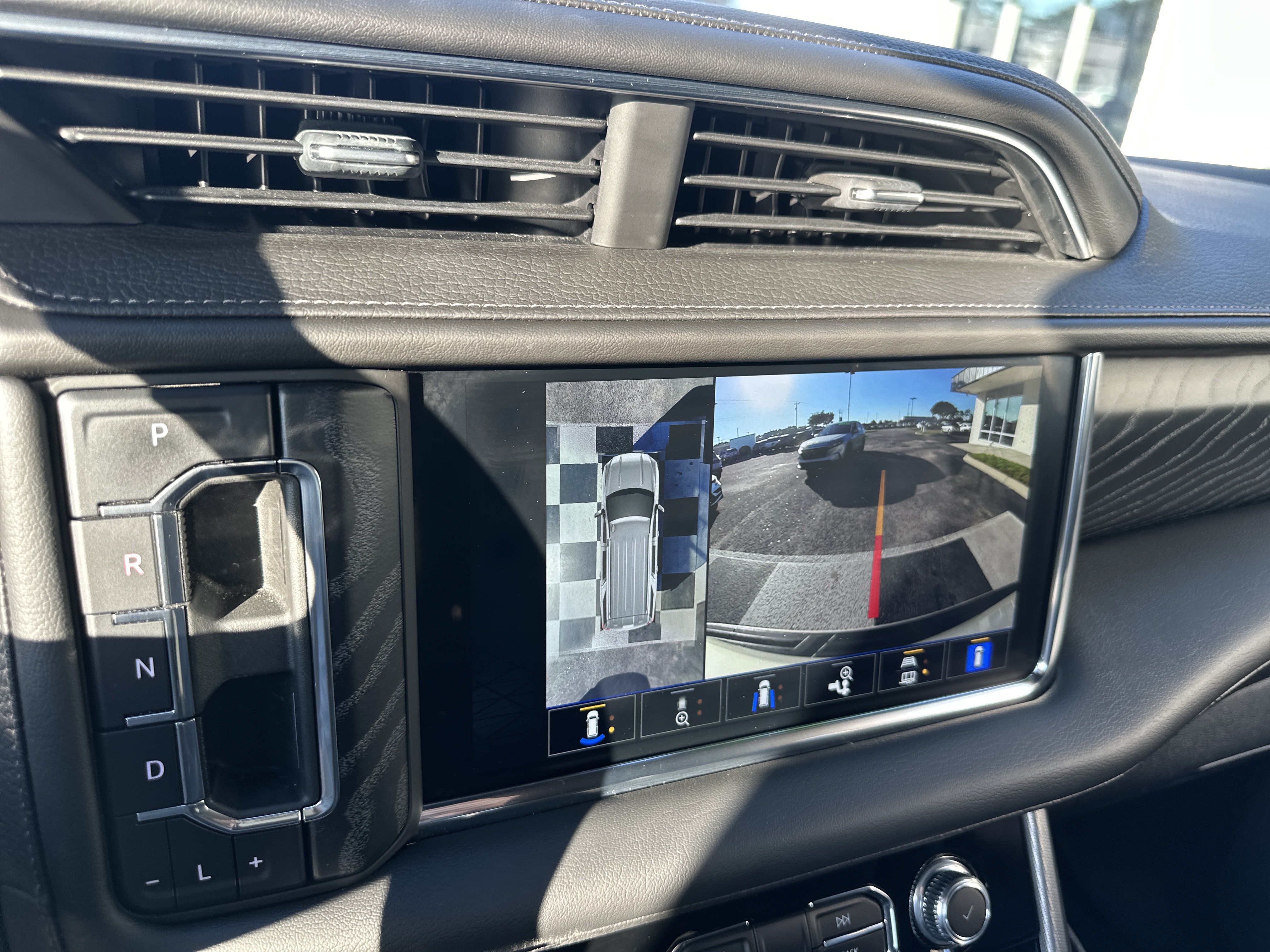 Used 2023 GMC Yukon Denali AWD/4WD image 18