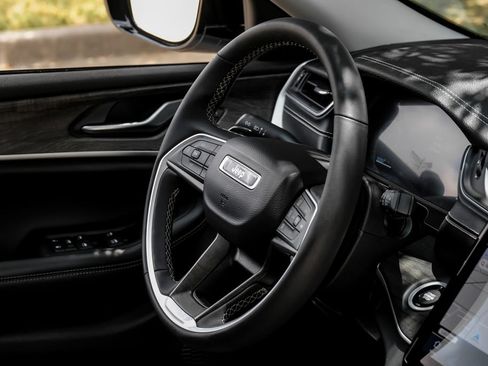 Used 2023 Jeep Grand Cherokee Limited AWD/4WD image 24