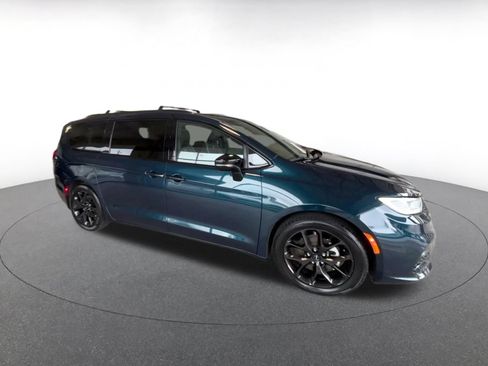 Used 2025 Chrysler Pacifica Limited FWD image 2